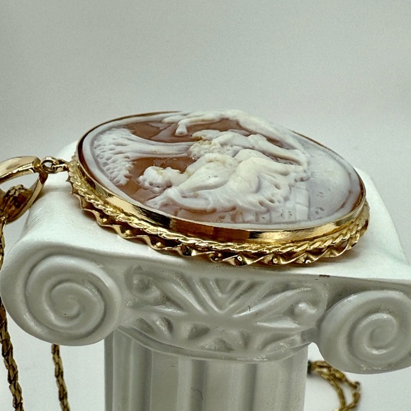 Vintage 14K Gold Shell Cameo Pendant Carole Mack Signed Cherub Giving Flowers - Picture 7 of 11